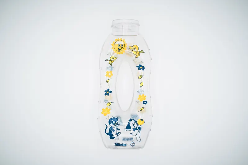 Durchsichtige Babyflasche mit buntem Motiv