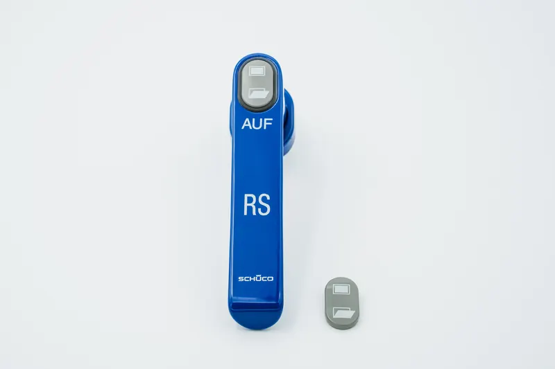 Blauer Fenstergriff mit weißer Beschriftung