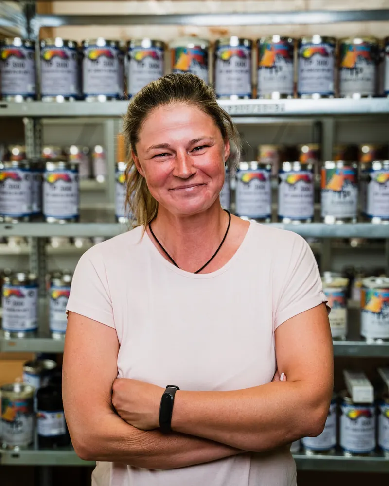 Yvonne Böde vor dem Farbregal